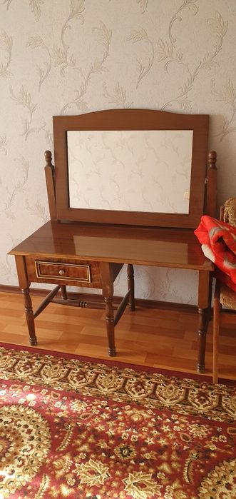 Продам туалетный столик