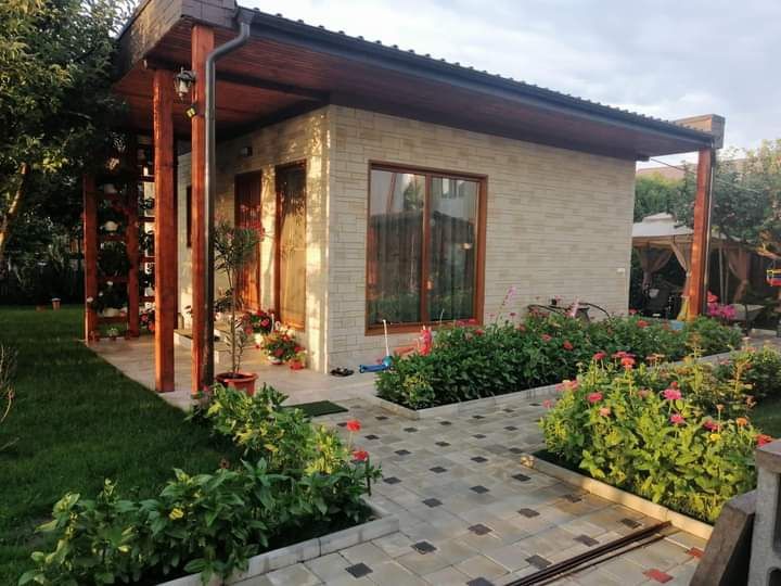 Vindem căsuțe de grădină și case de locuit permanent