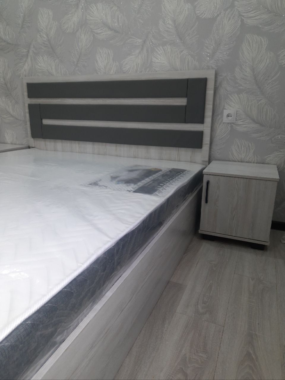 Spalni kravat mebel