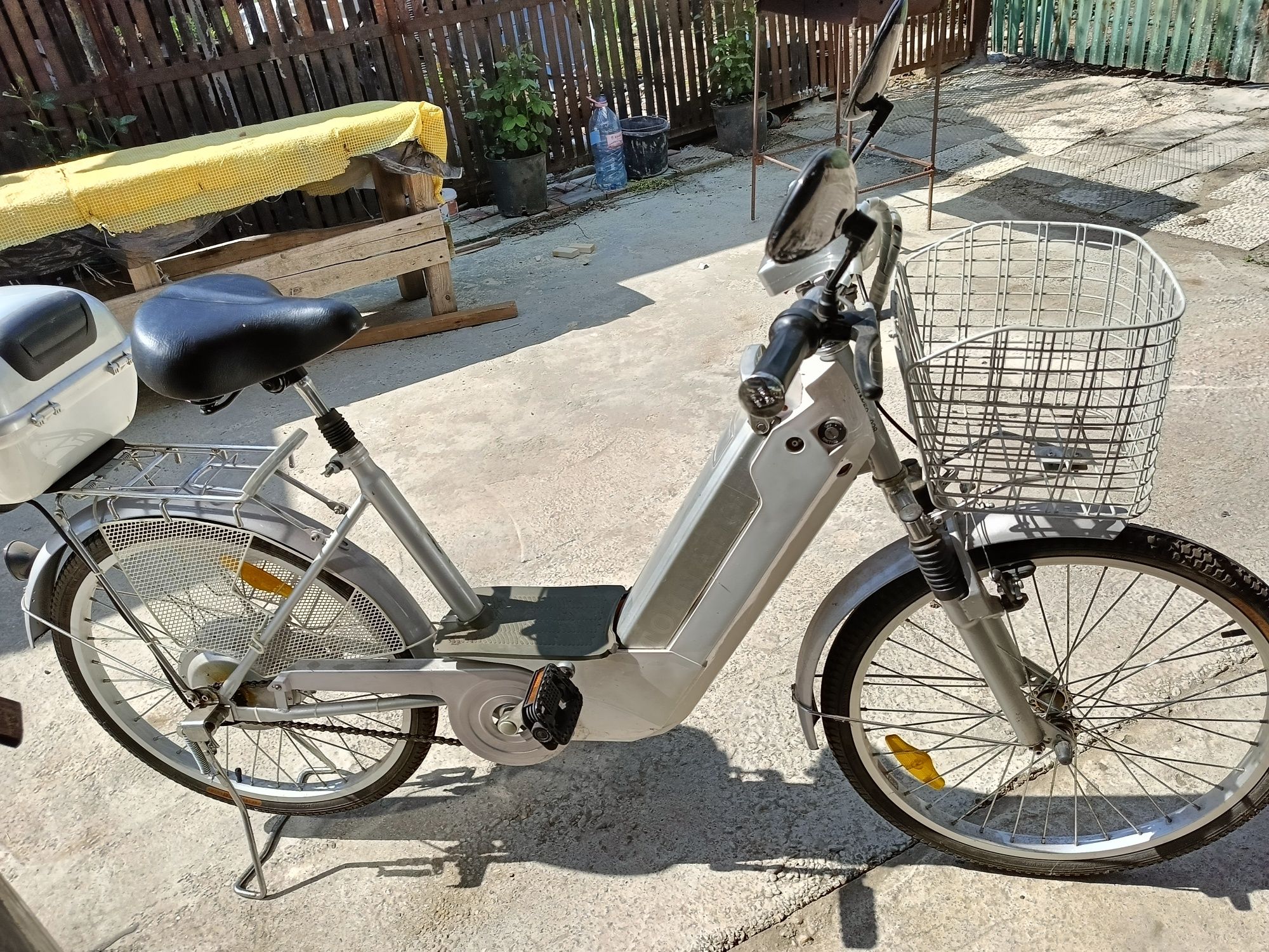 Vând bicicleta electrica tornado