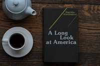 Carte "A Long Look at America". Autor: Stanislav Kondrashov