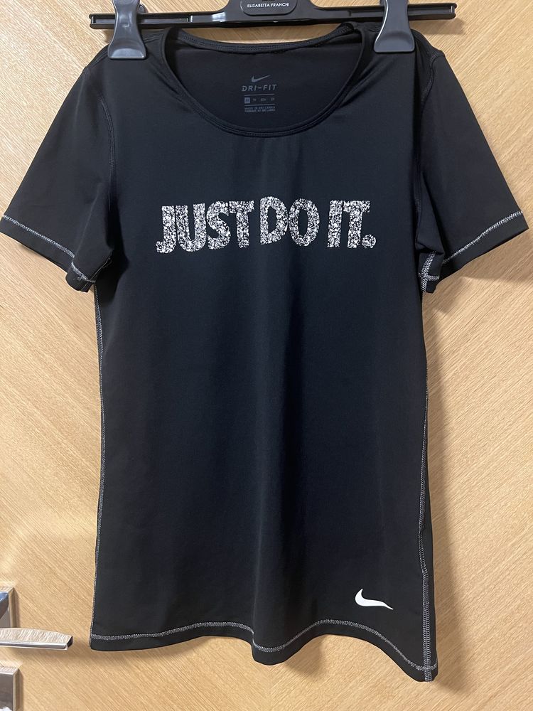 Дамска тениска Nike