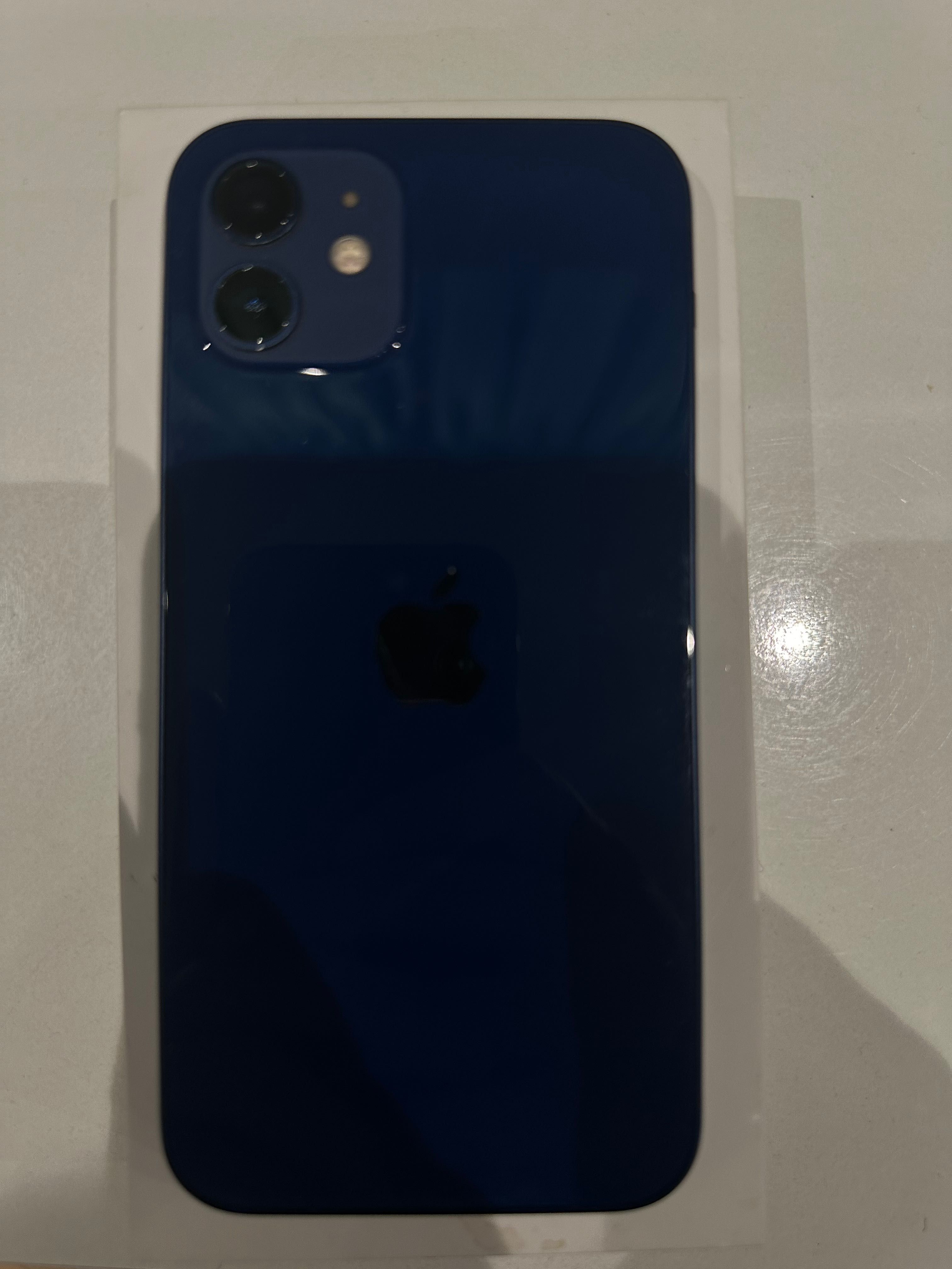 iPhone 12 64 GB с кейсове