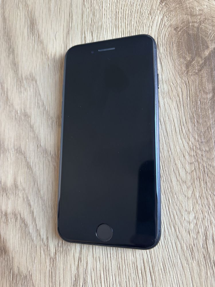 iPhone SE 64GB много запазен