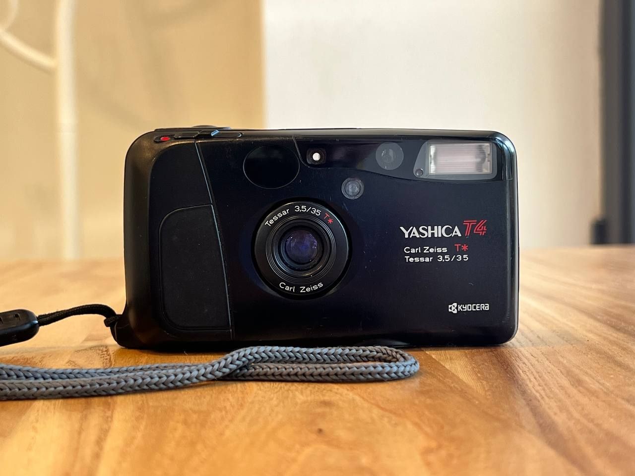 Yashica T4 Kyocera f/3.5 Carl Zeiss - Плёночный фотоаппарат