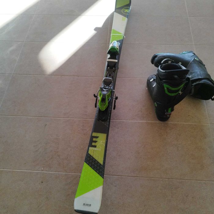 2 чифта ски и ски обувки към тях