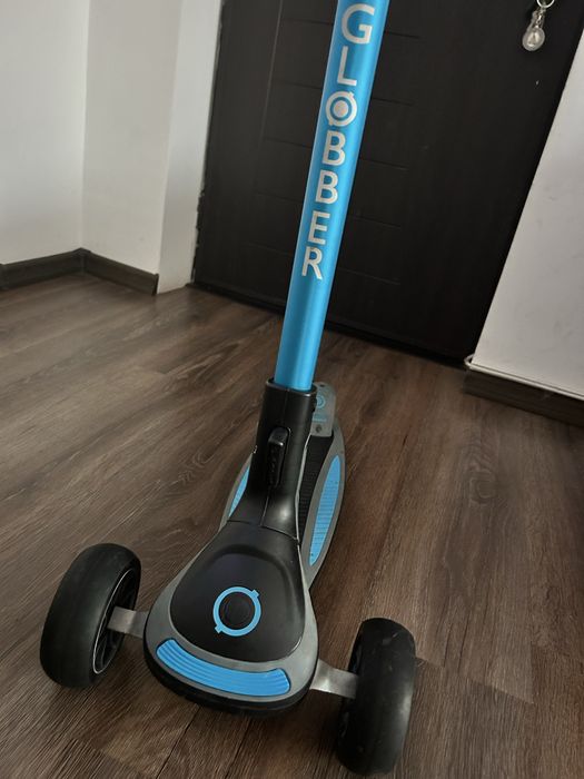 Trotineta albastra GLOBBER