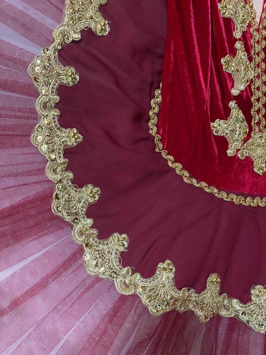 Tutu profesional de balet rosu-burgund cu dantela aurie