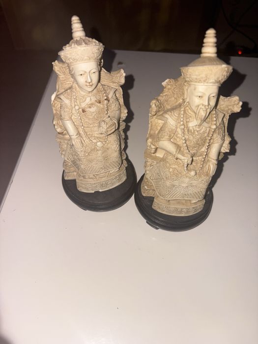 De vanzare 2 statuii din fildeș