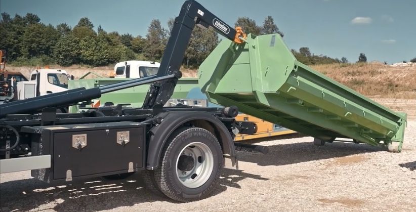 Inchiriez buldoexcavator si bene moloz