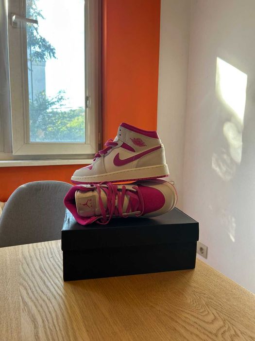 Нови детско-юношески маратонки Nike Air Jordan 1 Mid GS - 38 номер