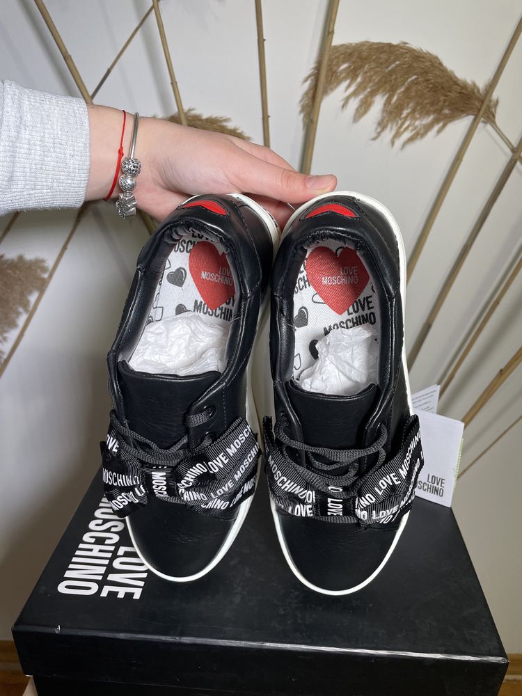 Adidași Love Moschino