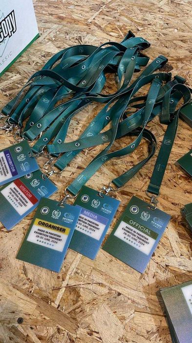 Бейджики и ланьярды с вашим логотипом.