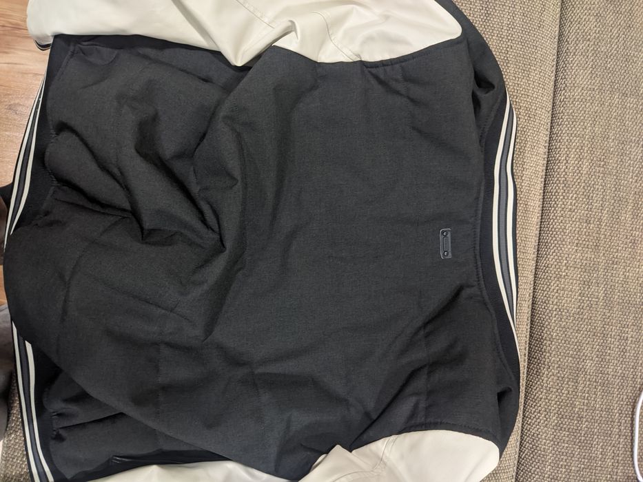 Vând geaca Guess varsity