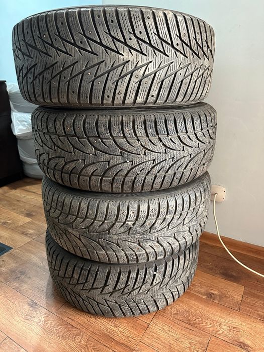 Продам зимние шины 235/55 R17 (шипованные), комплект 4 шт.