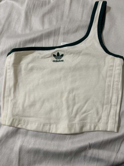 Продавам оригинално спортно горнище на Adidas.