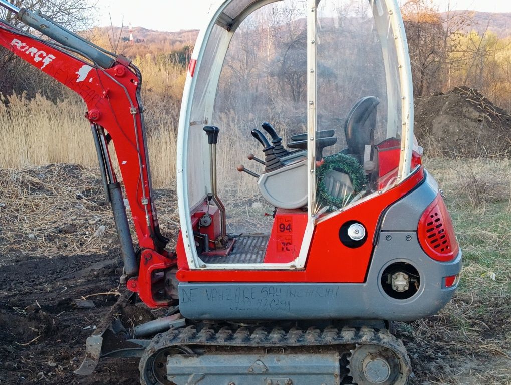 Închiriez Miniexcavatoare șenilate