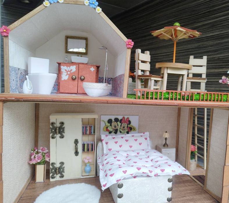 Дървена къща за кукли