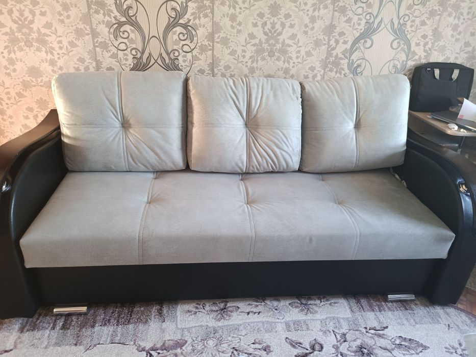 Диван велюровый с подушечками