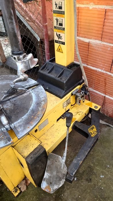 Гумодемонтажна машина за гуми