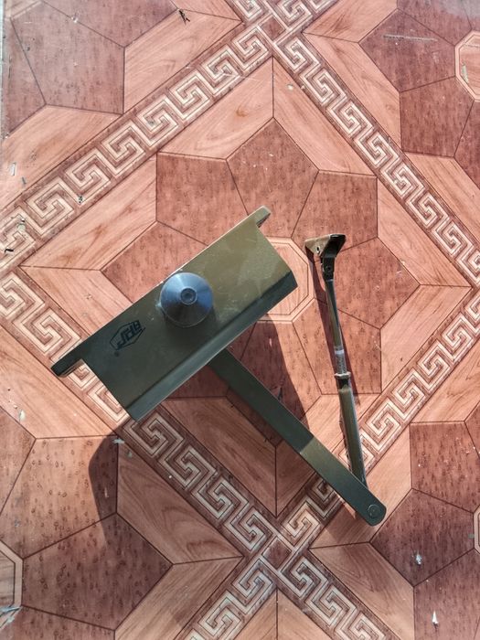 Доводчик двери .