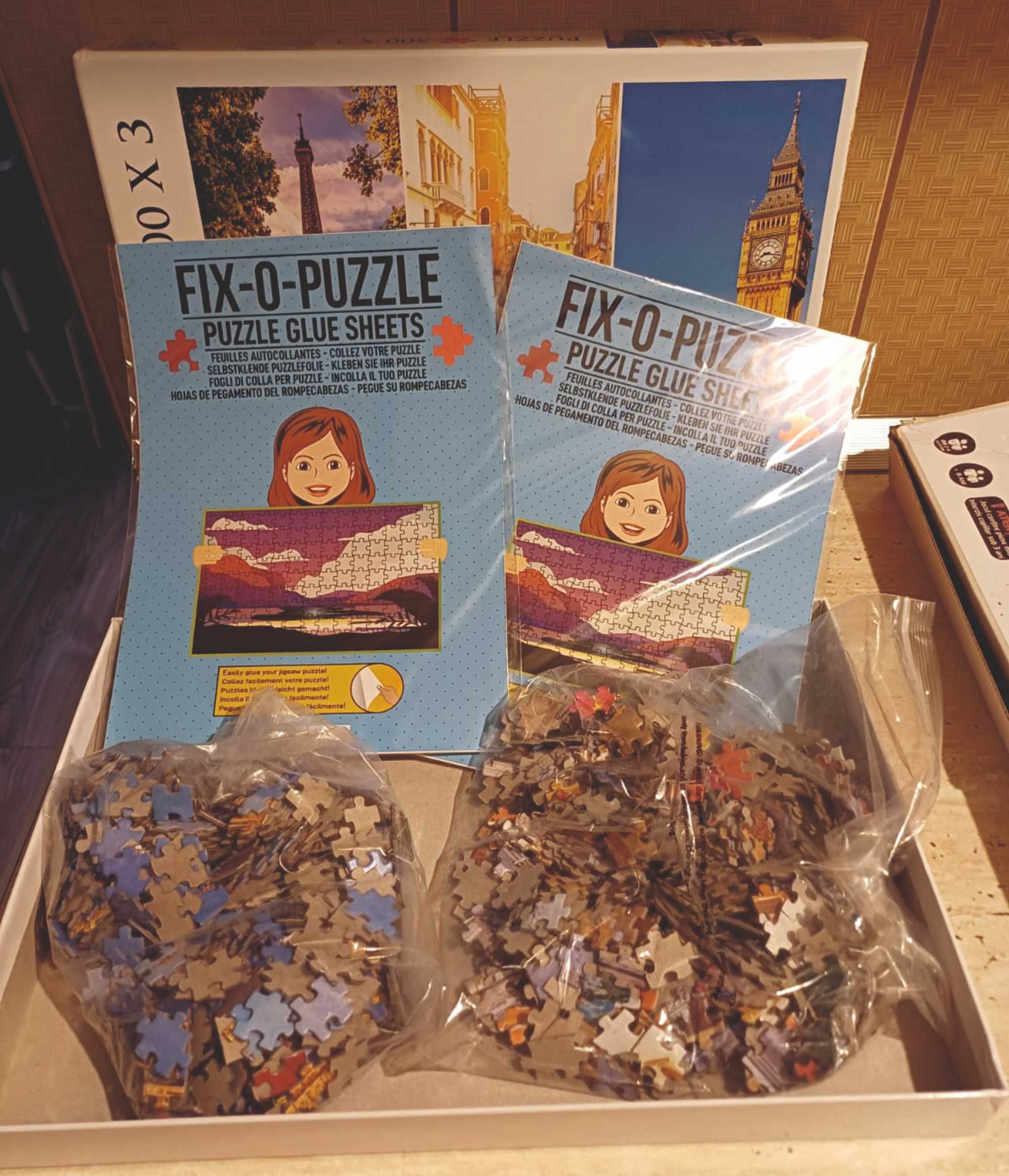 4 puzzle-uri + folie lipit puzzle