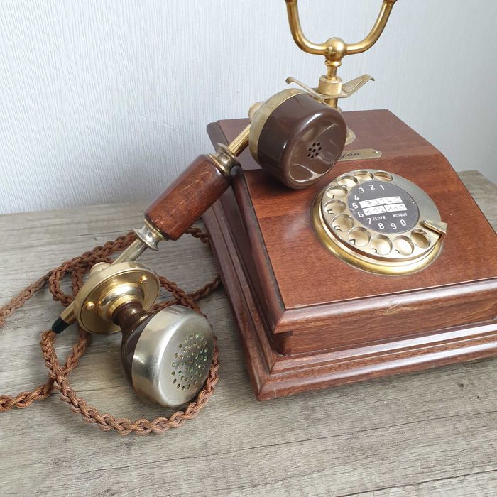Стар дървен телефон марка "Лион"