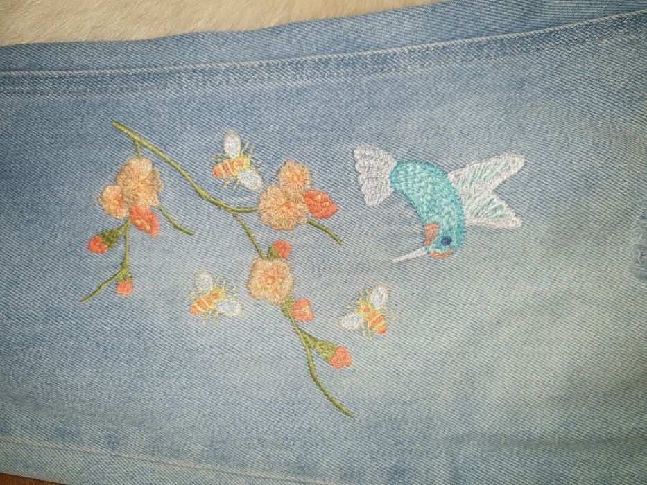 Vand blugi brodati cu pasarea colibri M