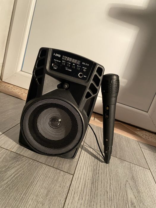 Boxa noua cu tit cu cuteie si microfon la ea