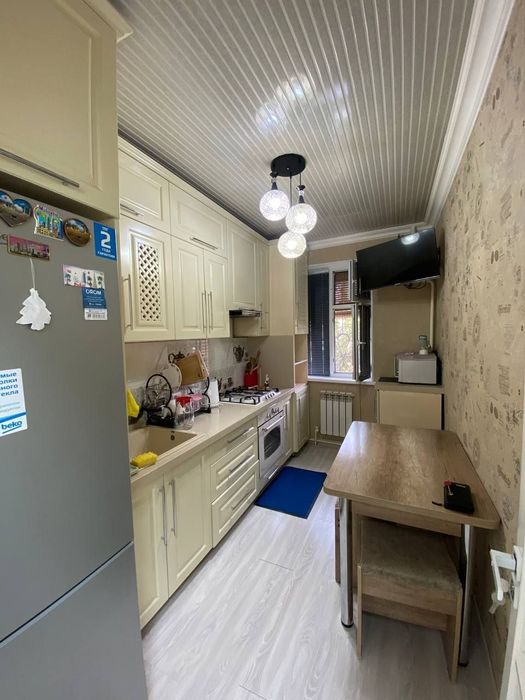 Продаётся 3 х ком кв в чирчике 1 этаж Навастройка вся мебель остаётся