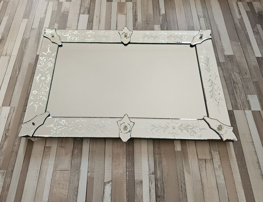 Oglina deosebita din anii '80