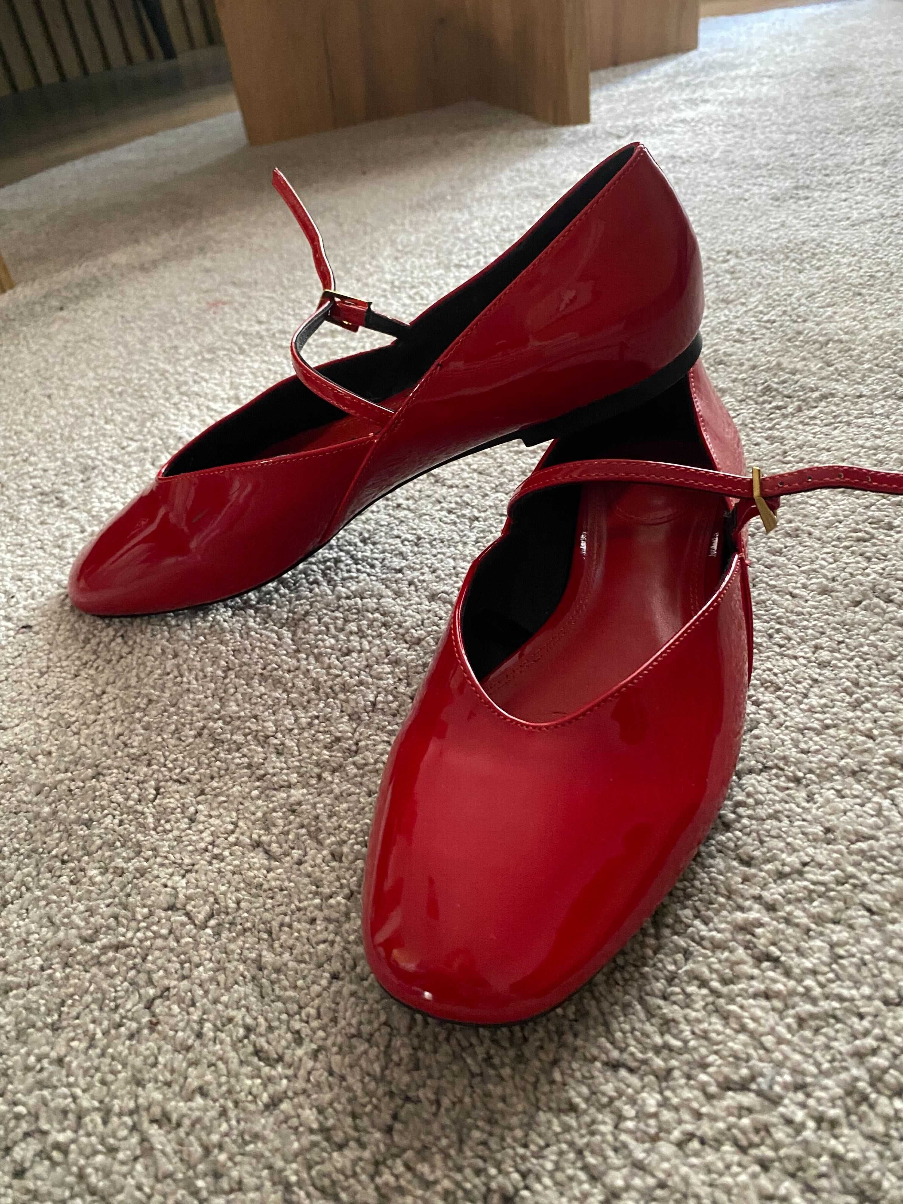 Червени обувки ZARA