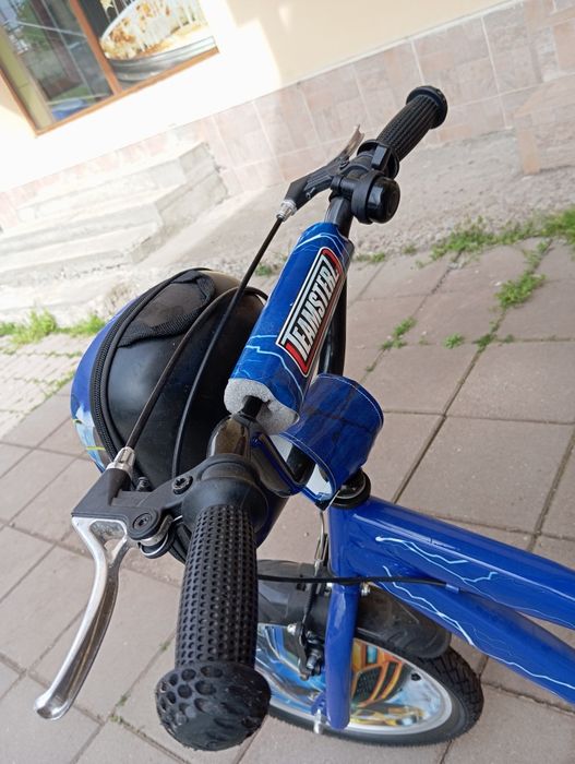 Bicicletă Este practic nou, copilul meu nu l-a folosit niciodată.