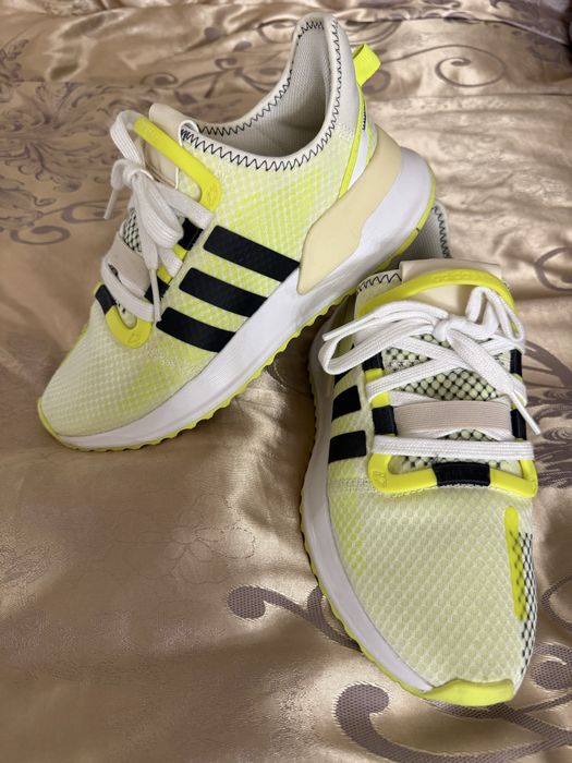 Pantofi sport marca Adidas