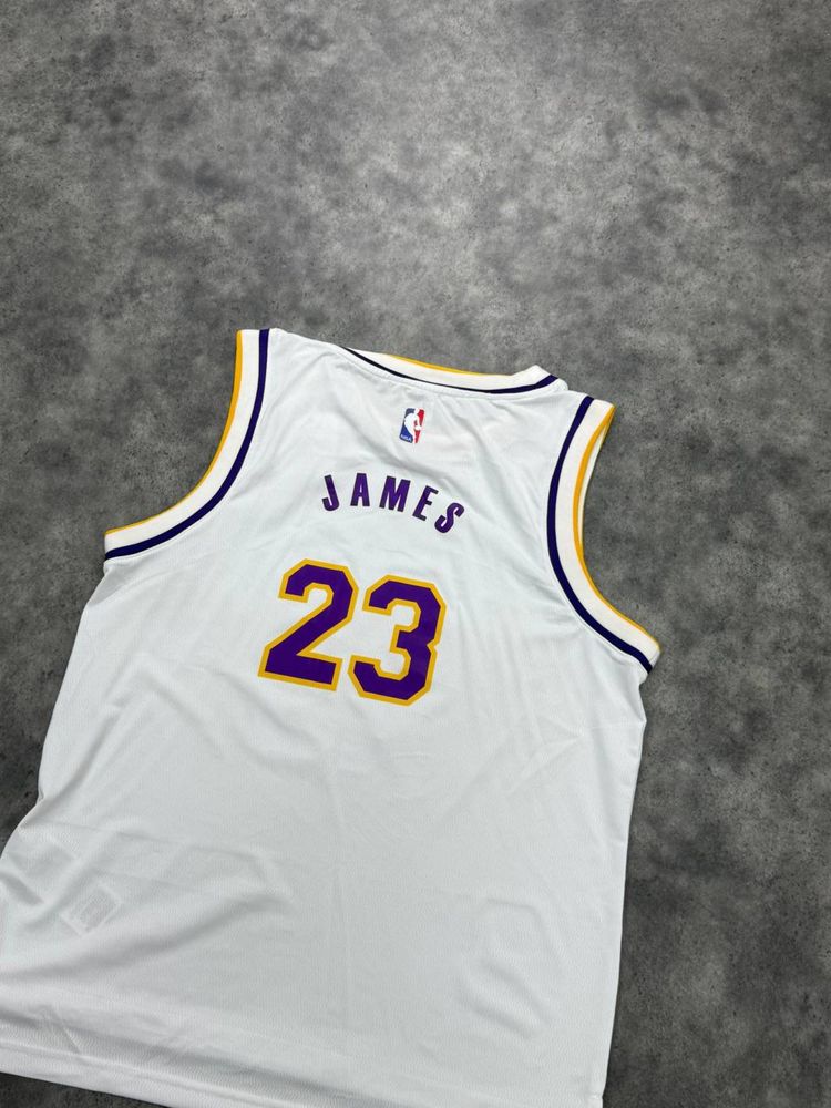 L.A. Lakers - потник / James