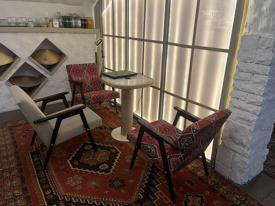 Продаются столы, винтажные кресла и стулья