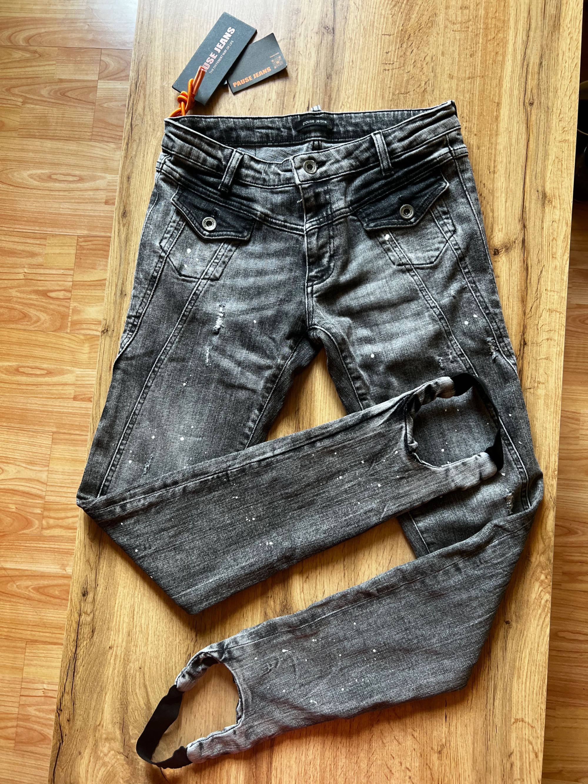 Нови дънки с етикет на Pause Jeans