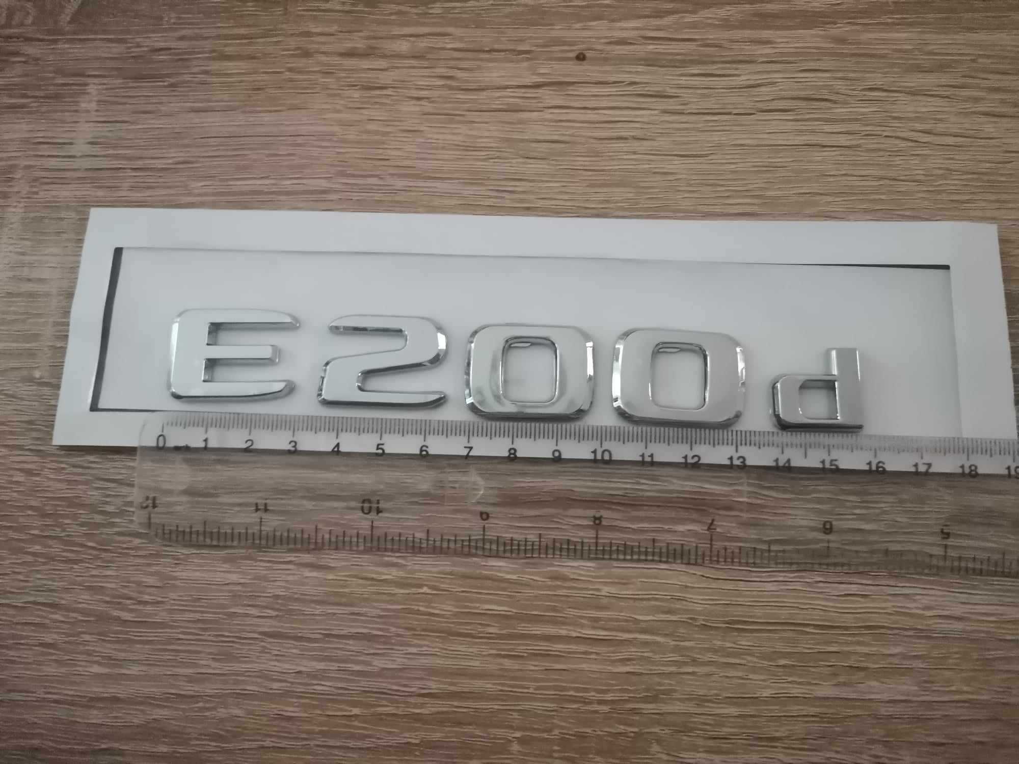 сребрист надпис Mercedes Benz E200d