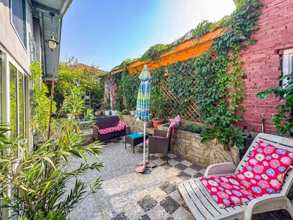 Уютна двуетажна къща с парцел в Средец, област Бургас