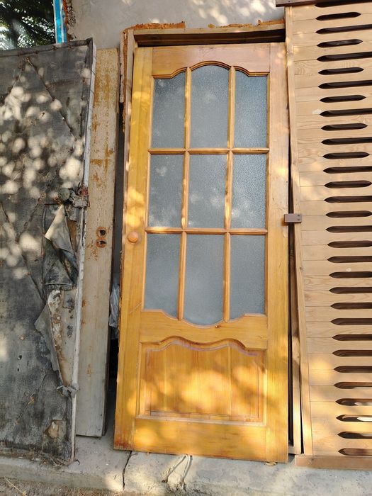 Деревянный дверь