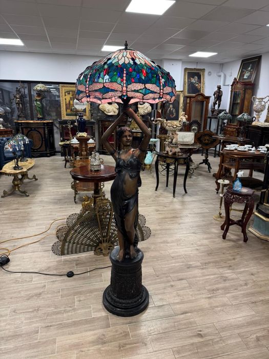Statueta-lampa din bronz masiv cu abajur stil tiffany