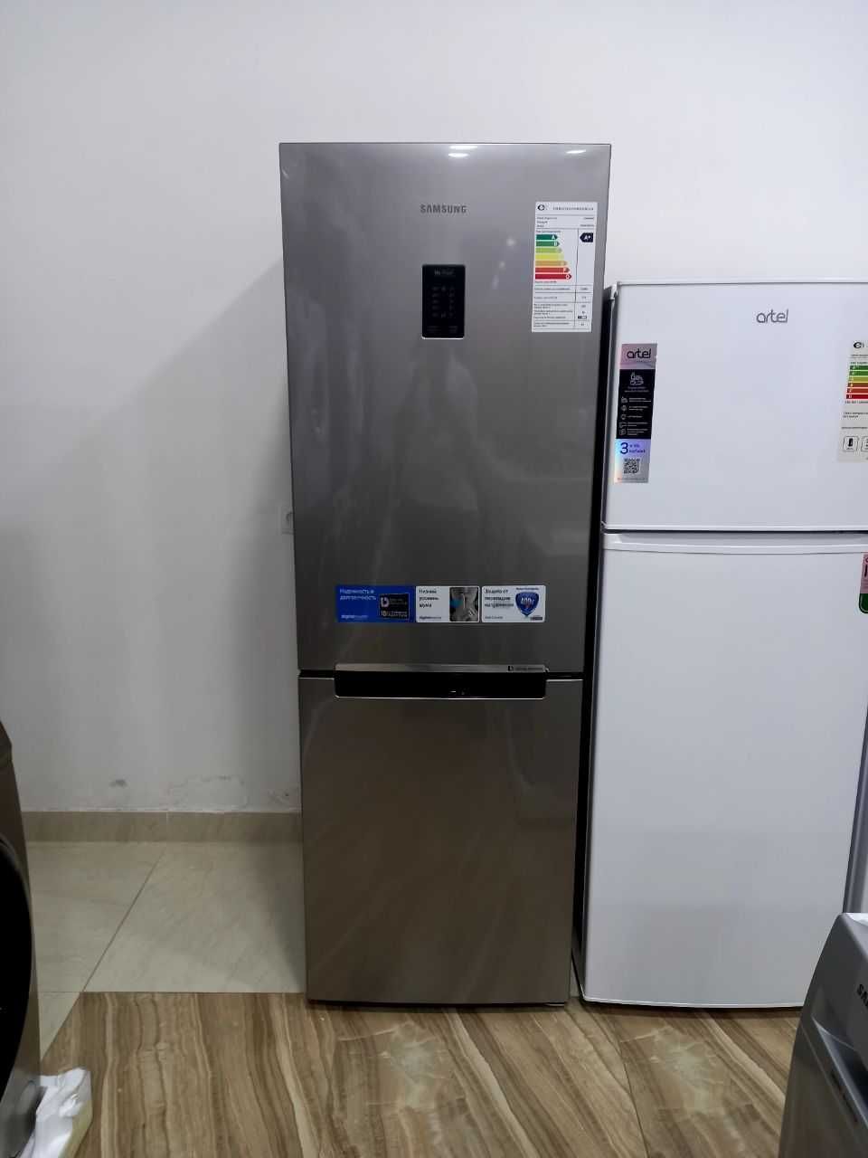 Двухкамерный Холодильник Samsung RB29FERNDSA с дисплеем