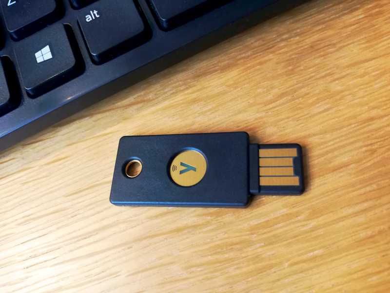 Cheie de securitate Yubikey 5NFC (USB-A, NFC).