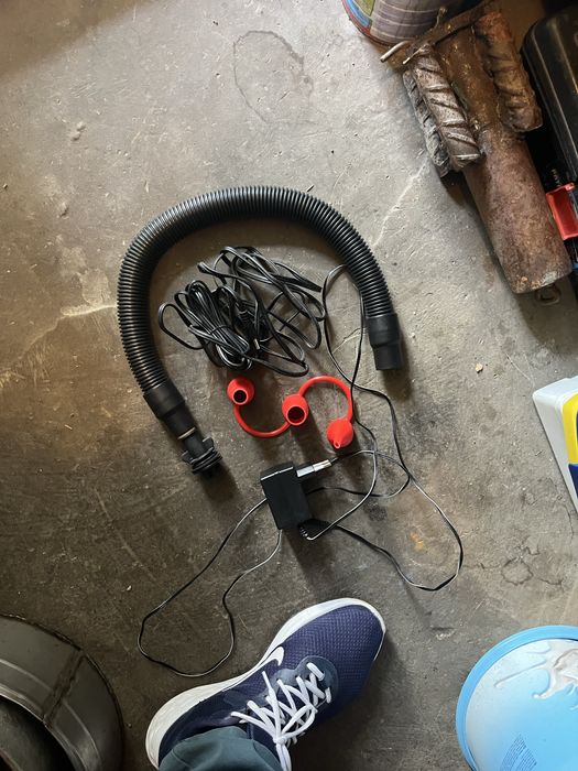 Pompă de umflat barcă pneumatică