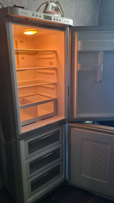 Продается холодильник самсук в хорошем состоянии рабочий