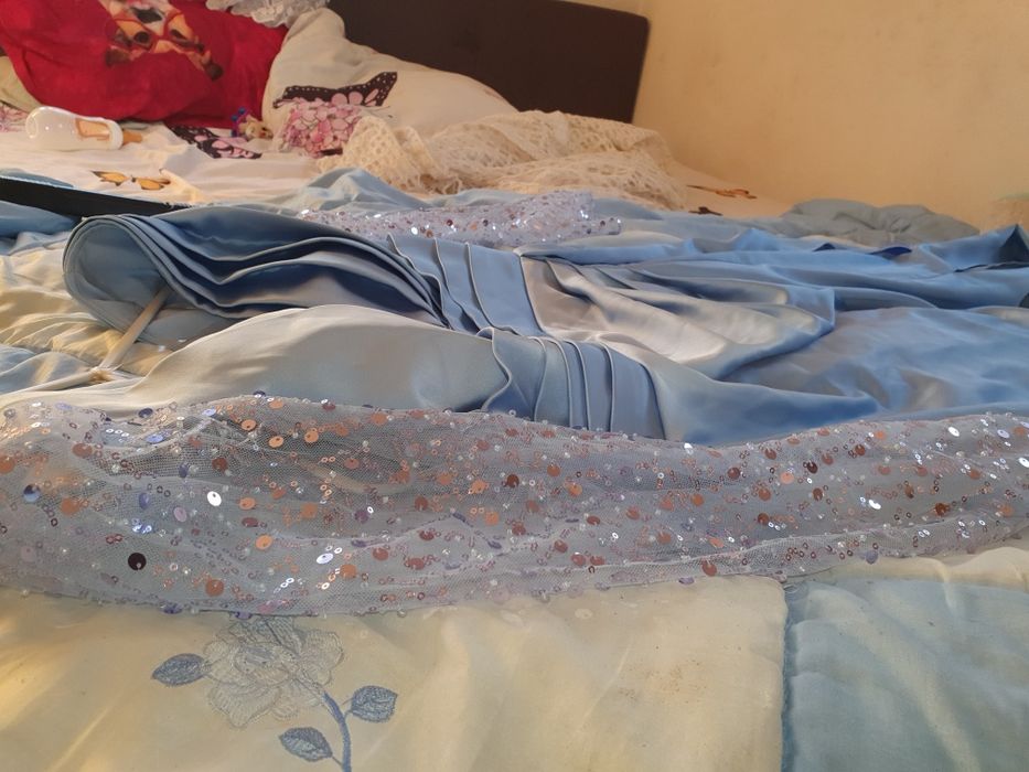 Rochie lungă de ocazie, într-o nuanță superbă de albastru intens