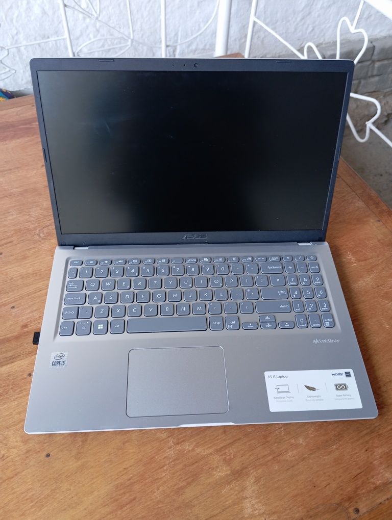 Asus core i5-10, 8gb 512 ssd