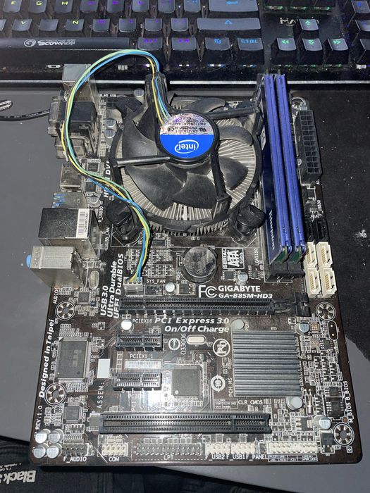 Placa de baza Gigabyte GA-B85M-HD3