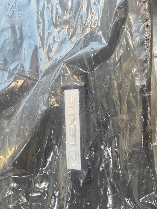 Нова, неизплзвана гумена стелка за багажник на автомобил Lexus UX250h