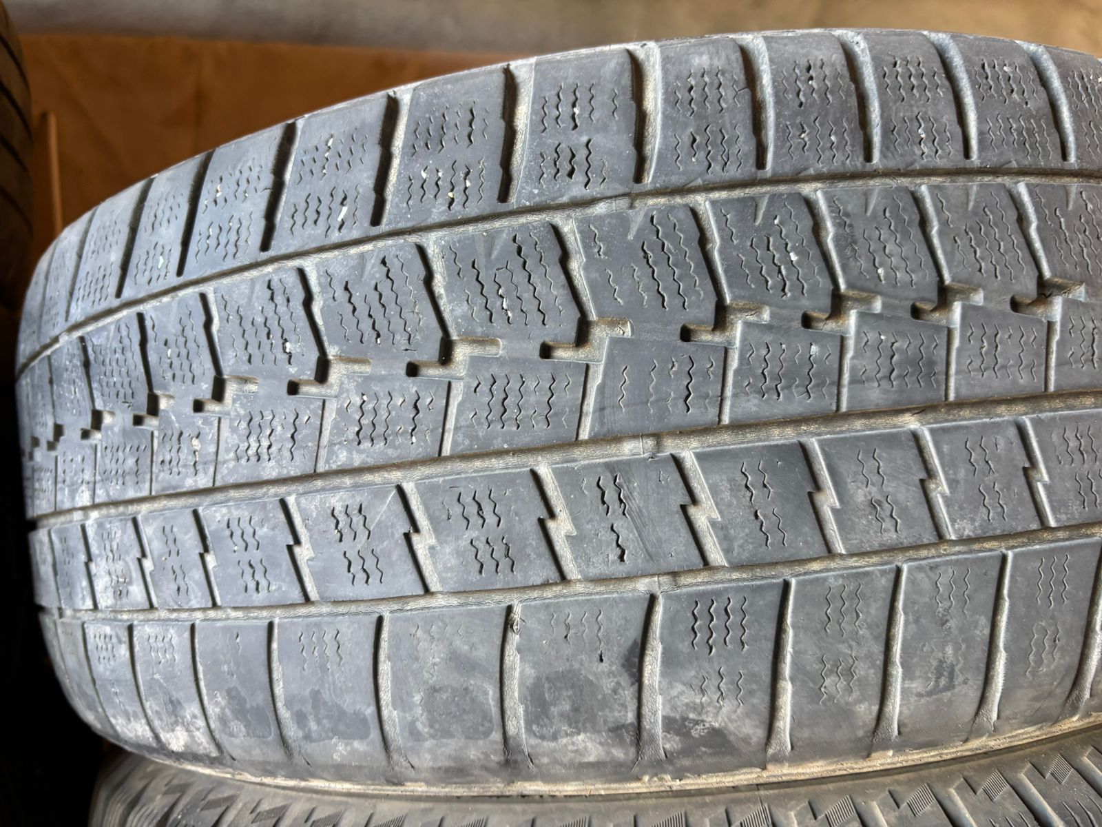 225/50 r17 зимний 3 штук